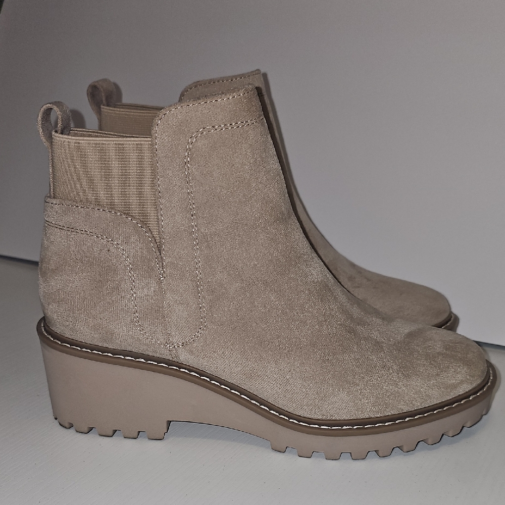 Dolce Vita Tan Ankle Boots with Chunky Sole and Elastic Panels - Picture 7 of 9